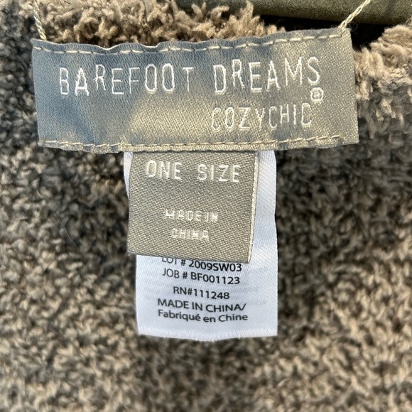 BAREFOOT DREAMS COZYCHIC COASTLINE PONCHO SHRUG IN EUCALYPTUS AGAVE ONE SIZE - Picture 4 of 6